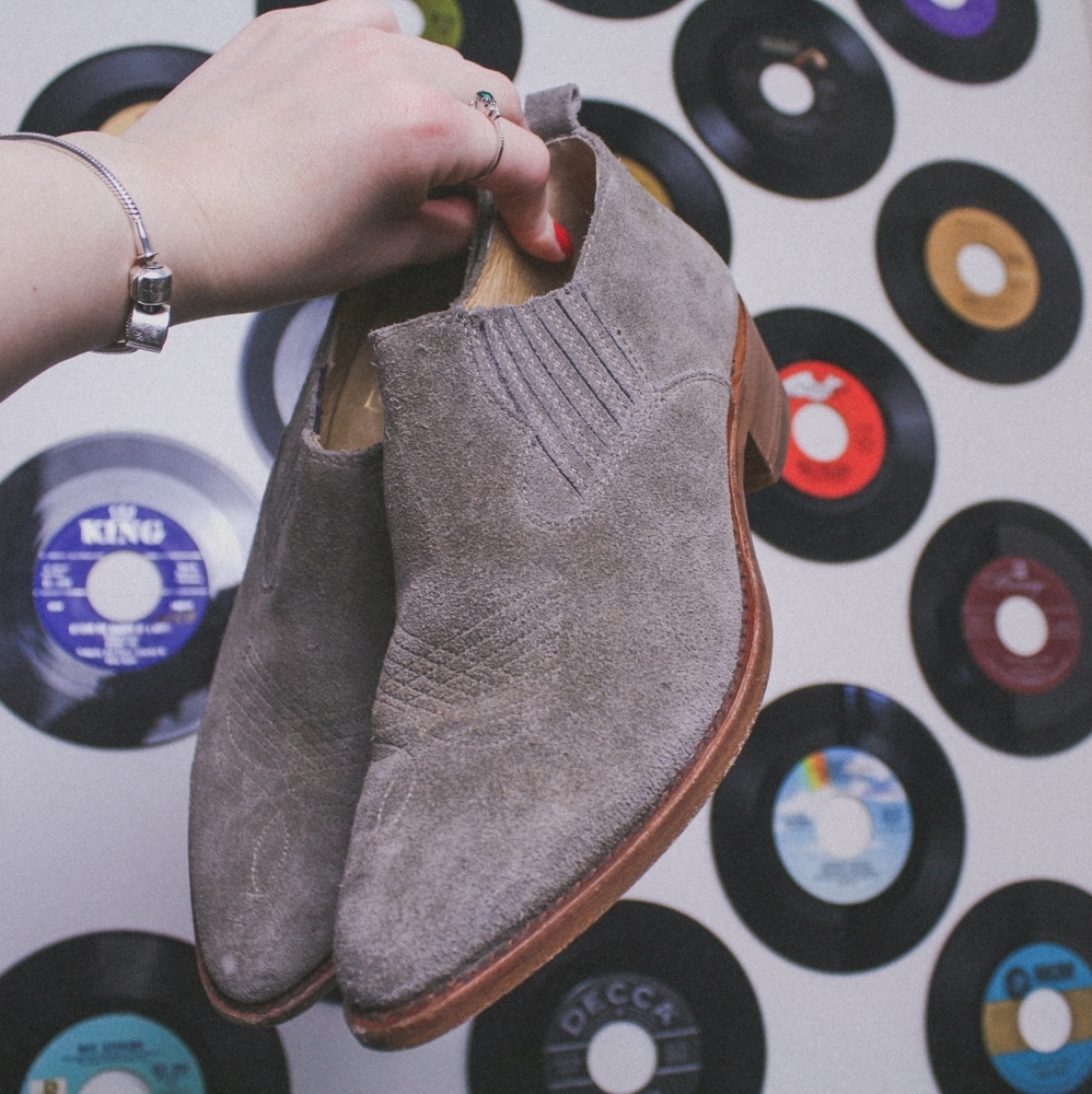 🤠 grey Frye bootie